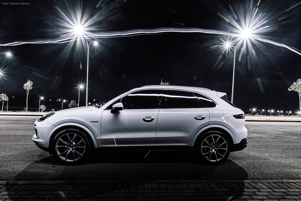 Porsche Cayenne em cenário noturno — Ebraim Martini