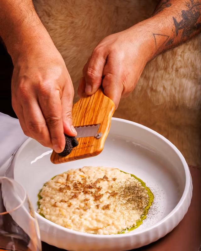 Finalização de risoto com trufa